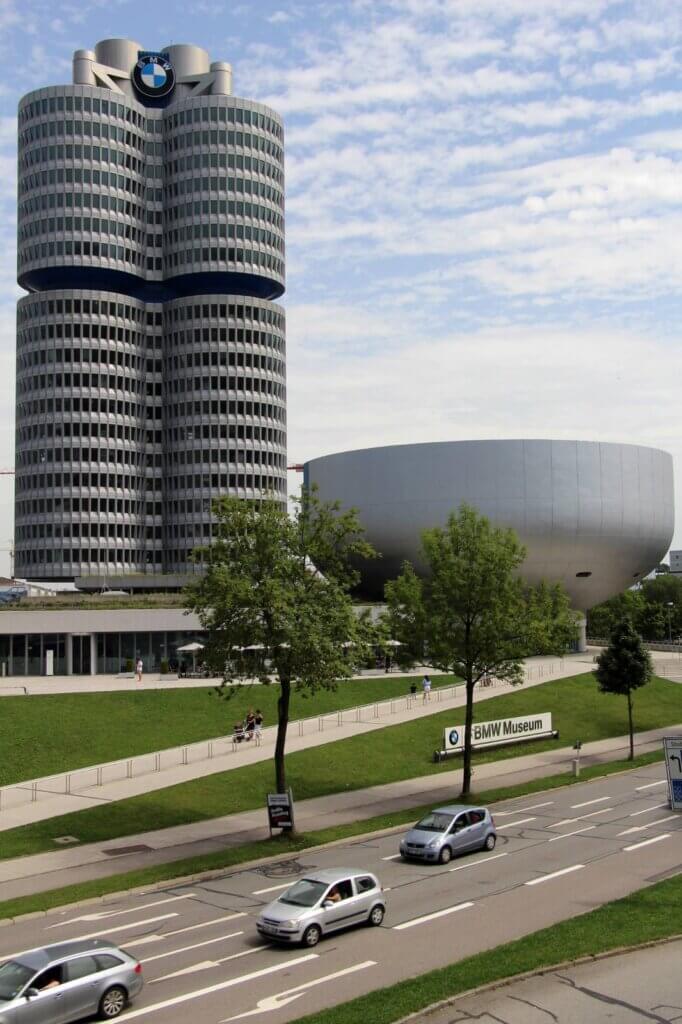 BMW Museum und BMW Hochhaus in München nahe der Praxis für Therapie und Coaching